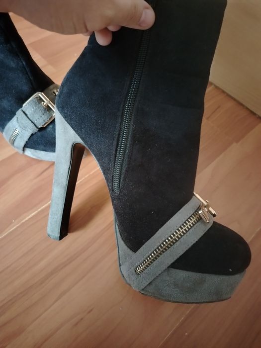 Велурени боти на висок ток