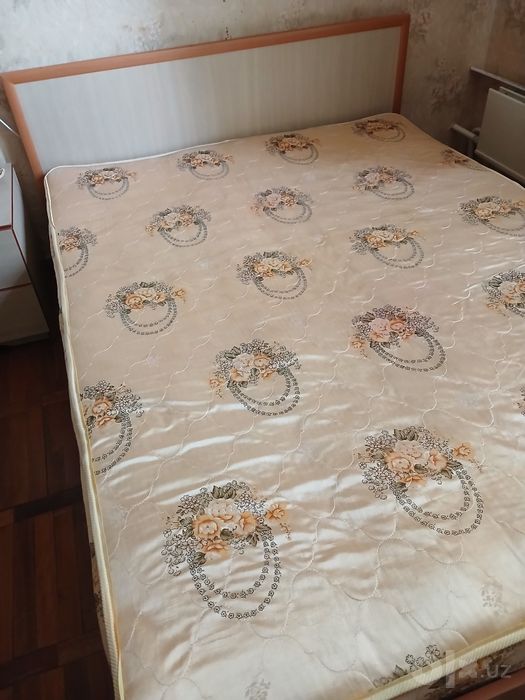 Продам б/у 2х спальную кровать с матрасом
