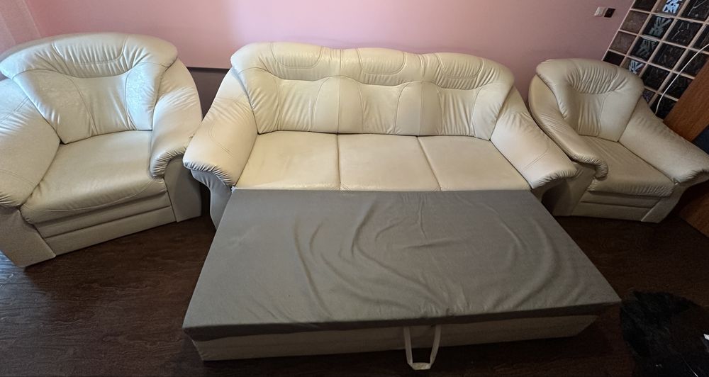 De vanzare canapea de piele si doua fotolii in stare buna