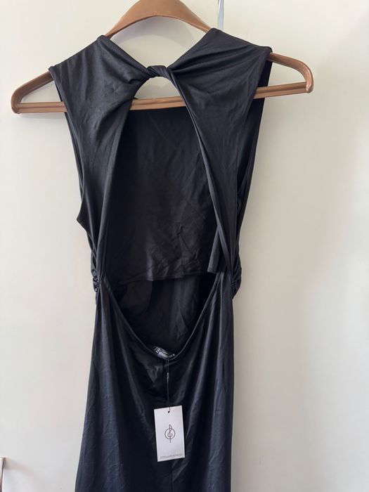 Рокля Stradivarius с гол гръб с етикет