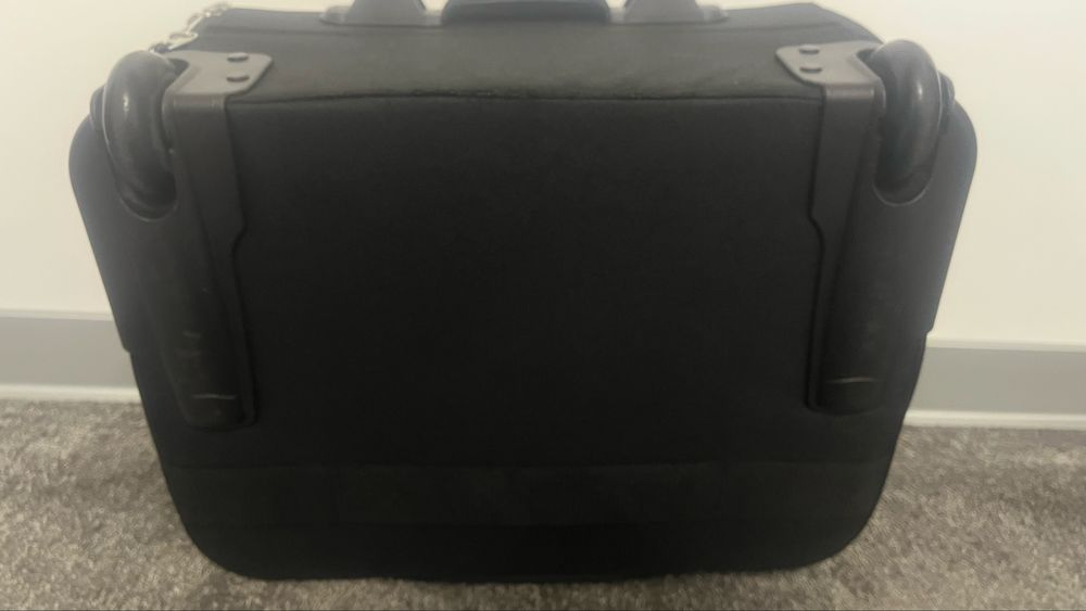 Troller Laptop Case Logic ANR-317 – Folosit de 2 Ori, Stare Perfect