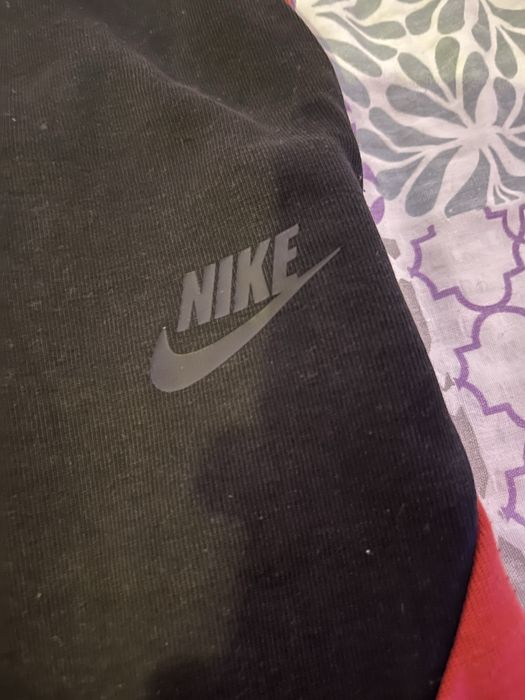 Vand pantaloni Nike Tech Fleece rosu cu negru. ORIGINALI