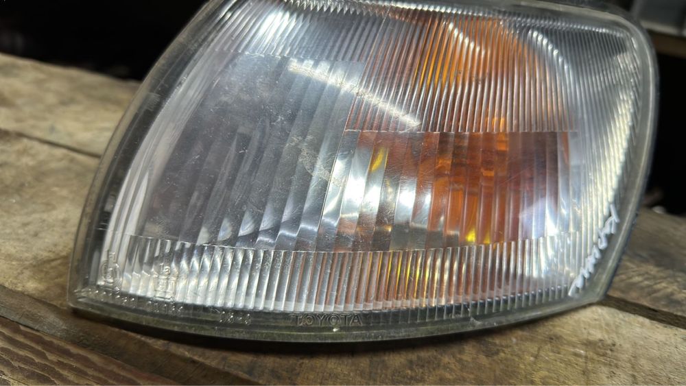 Поворотник левый Тойота Карина Е