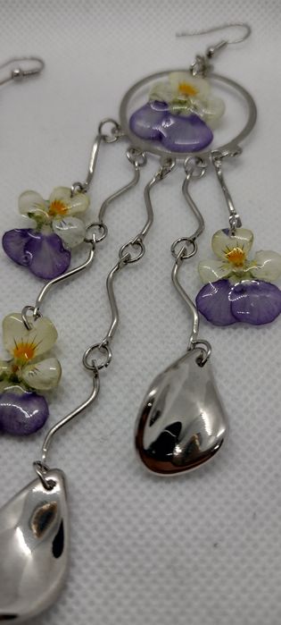 Обеци с естествен цвят на градински теменужки.