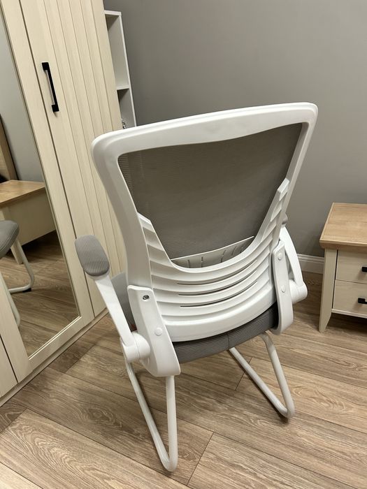 Офисное кресло без колес