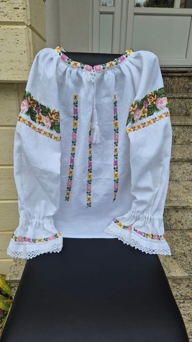 Costum popular cu margele