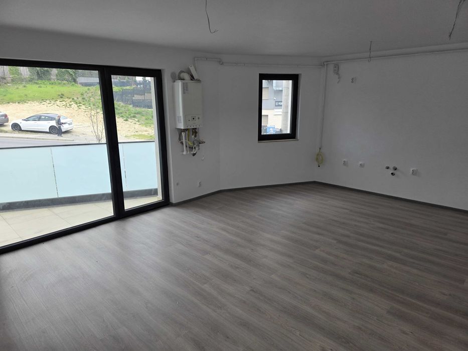 Apartament cu doua camere nemobilat in bloc nou central / Smeurei - parter inalt, doar pentru birouri