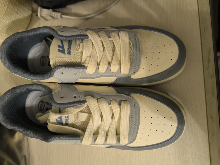 Кроссовки женские