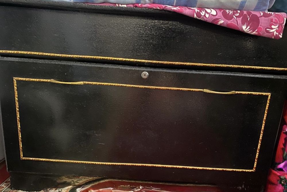 Шифоньер, сундук, подставка сатылады. (Продается)