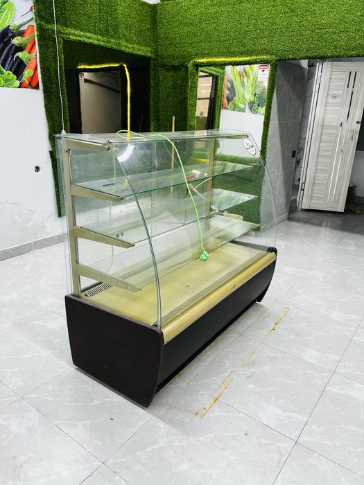 Продается холодильник витриной