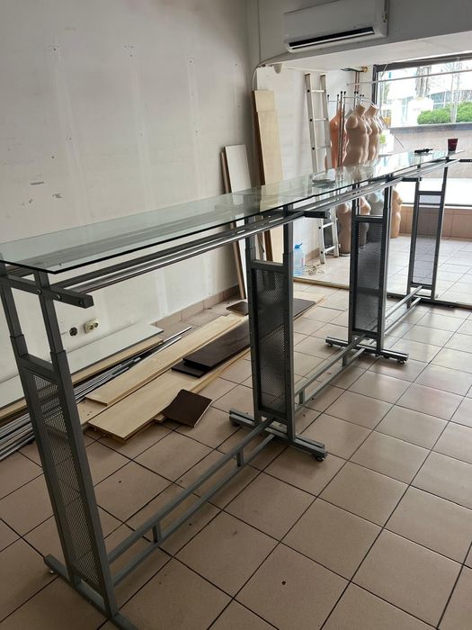 Stendere expunere haine, Busturi, Șine