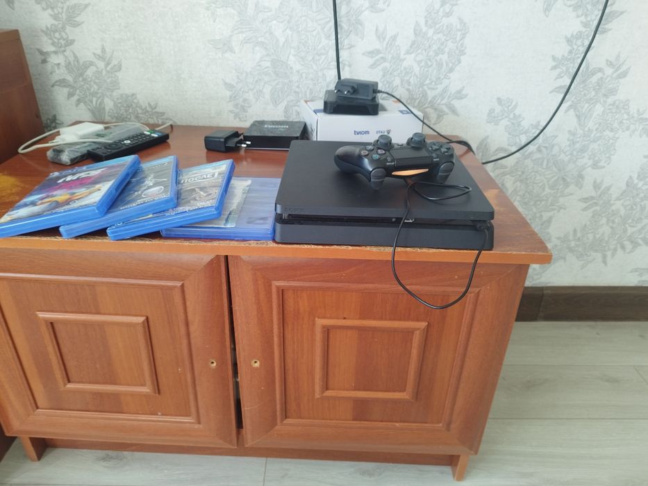 Игровой приставка ps4slim 1tb