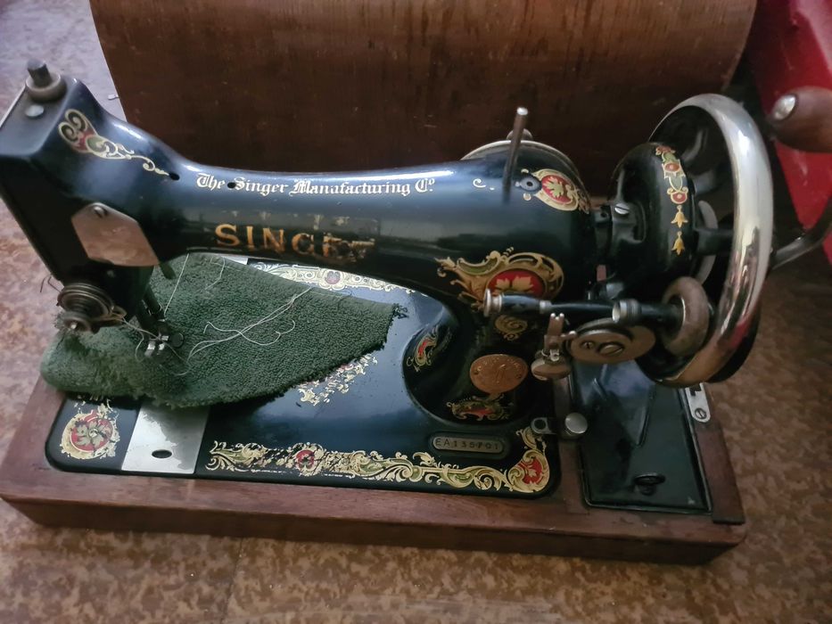 Продавам стара ръчна шевна машина - Singer