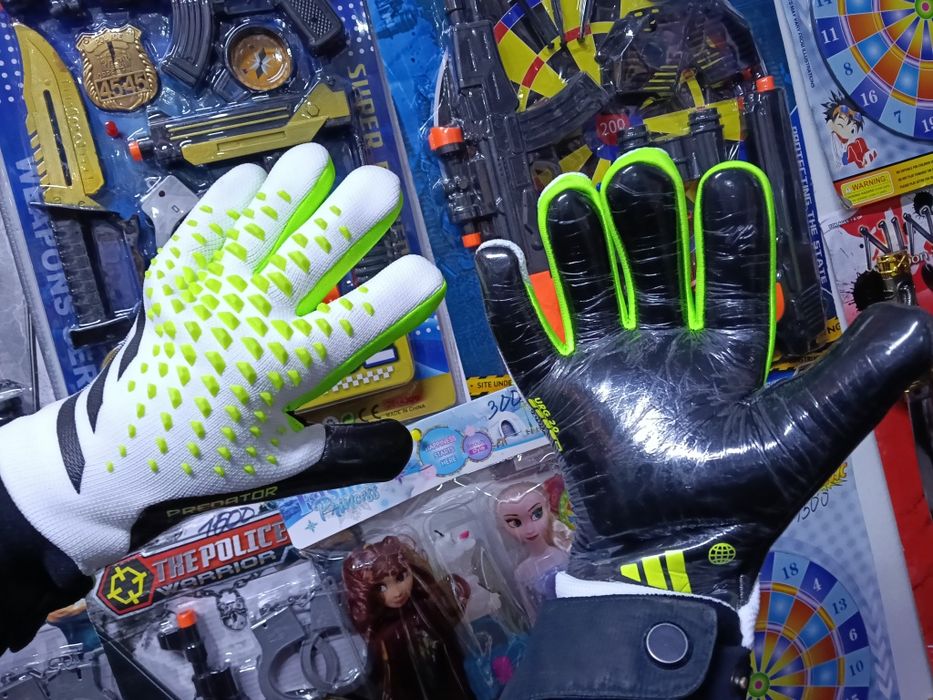 Продам перчатки вратаря и др.