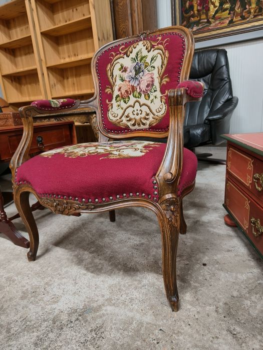Дъбово кресло с дърворезба и гобленова дамаска