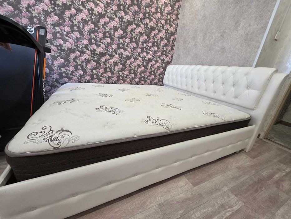 Продам кровать Roma (king size) с пуфом