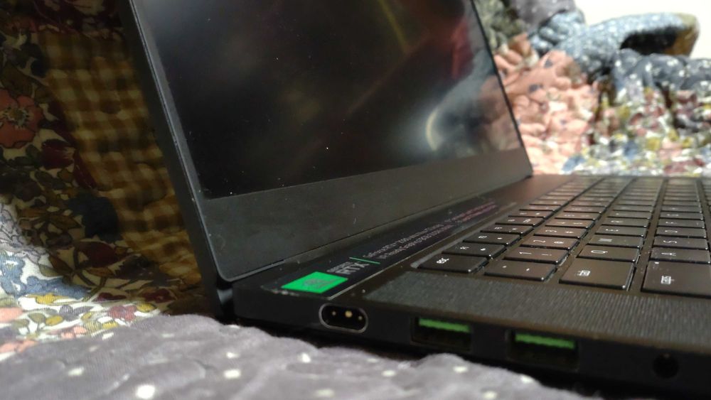 Razer Blade 15 - i7 9750H | RTX 2080 Max Q 8GB vRAM | 32GB DDR4 | 512GB SSD | 240HZ FHD 15.6"