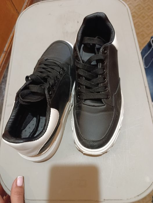 Обувки на ток, маратонки