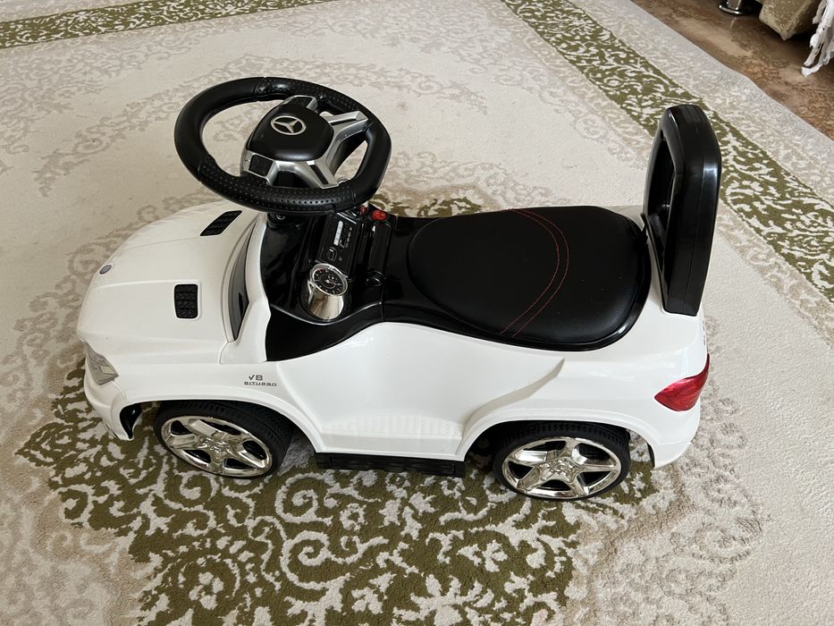 Машинка толокар с родительской ручкой