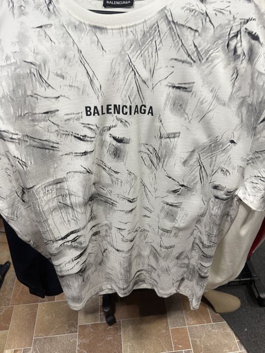 Продавам тениски на Balenciaga