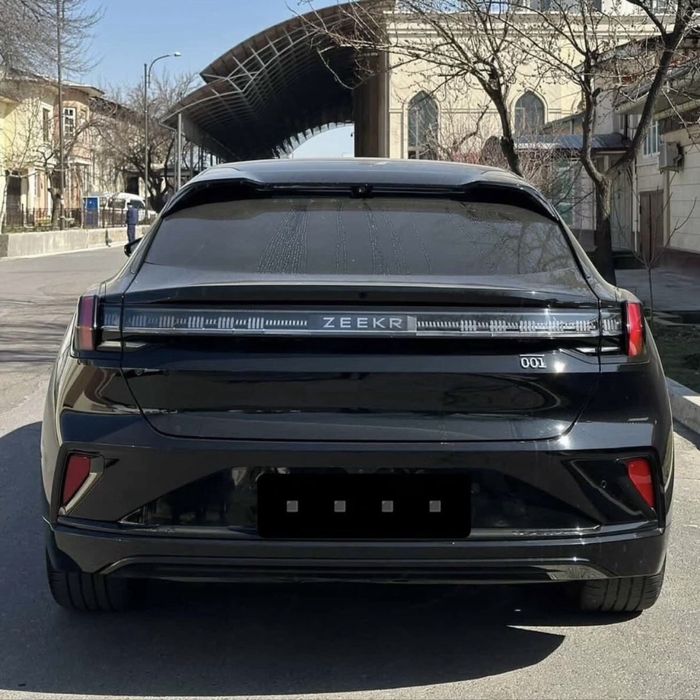 Zeekr 001 z sport sotiladi