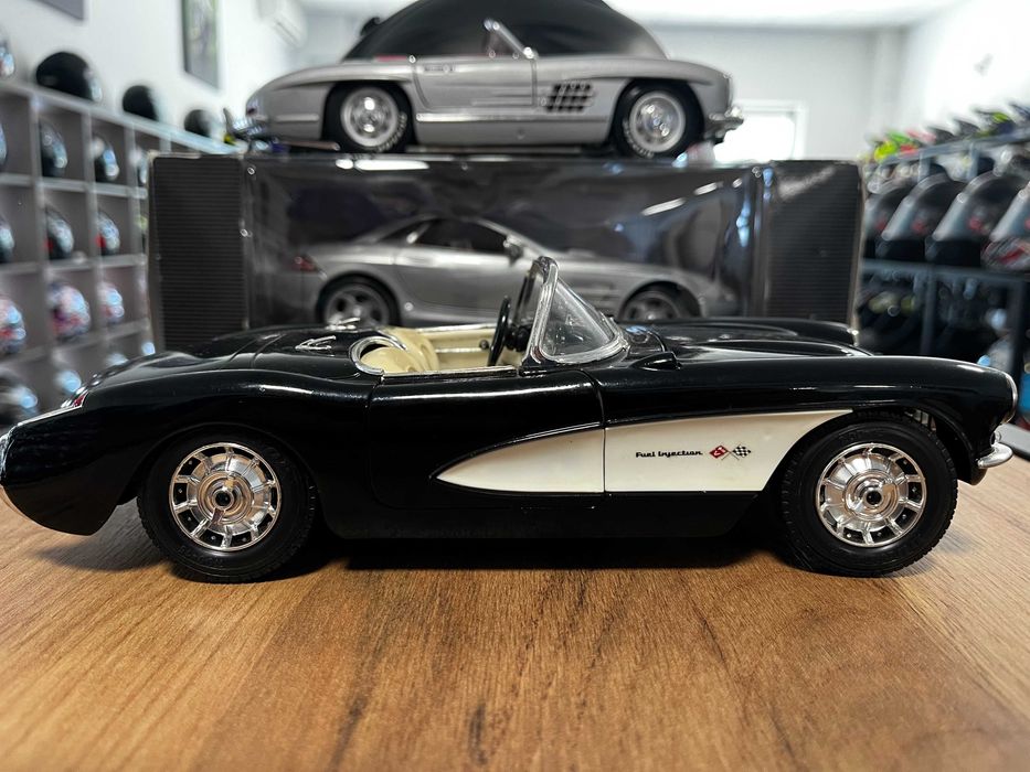 Метална колекционерски модел BBURAGO CHEVROLET CORVETTE 1957 1:18