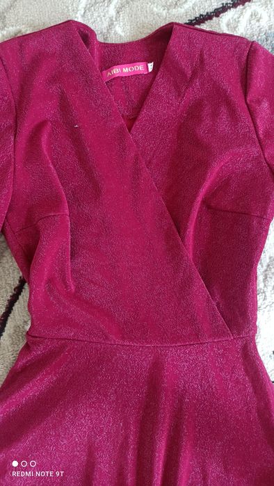 Блестящее очень красивое красное платье