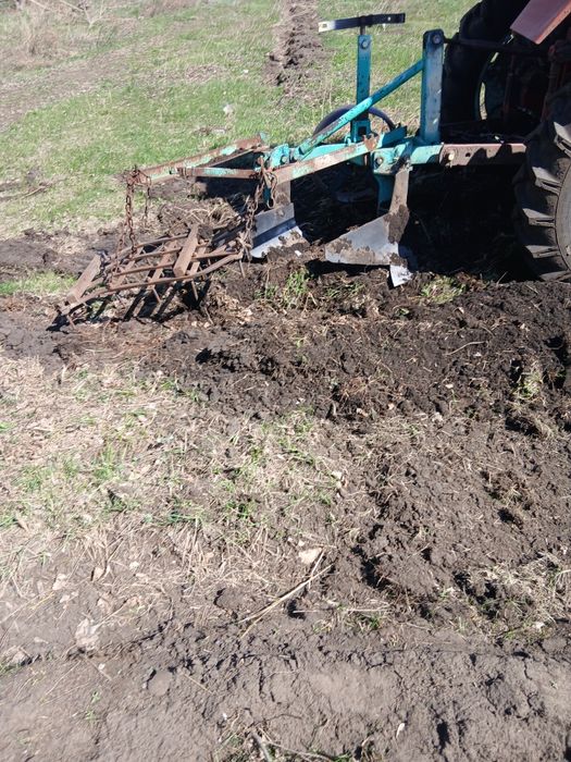 Вспашка земли плуг, фреза