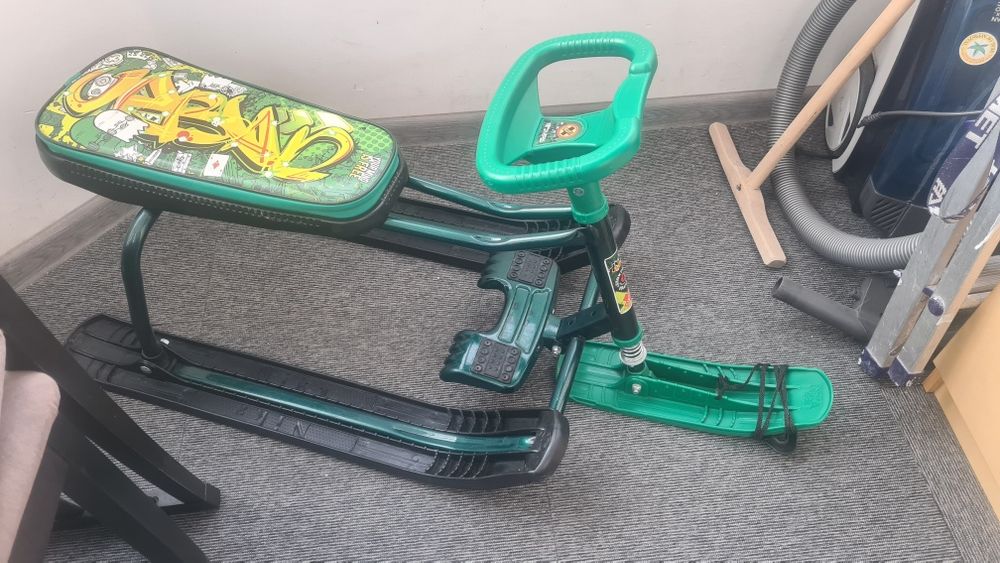 Продам санки (снегоходы) с рулем