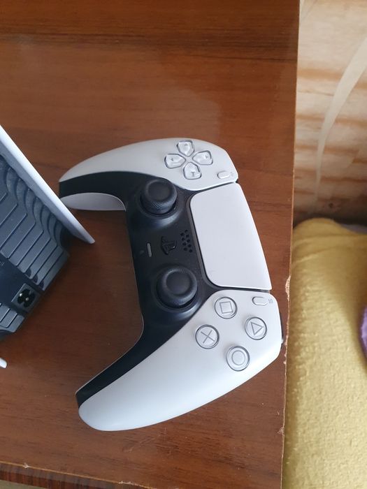 Продам Sony Playstation 5  срочна с играми