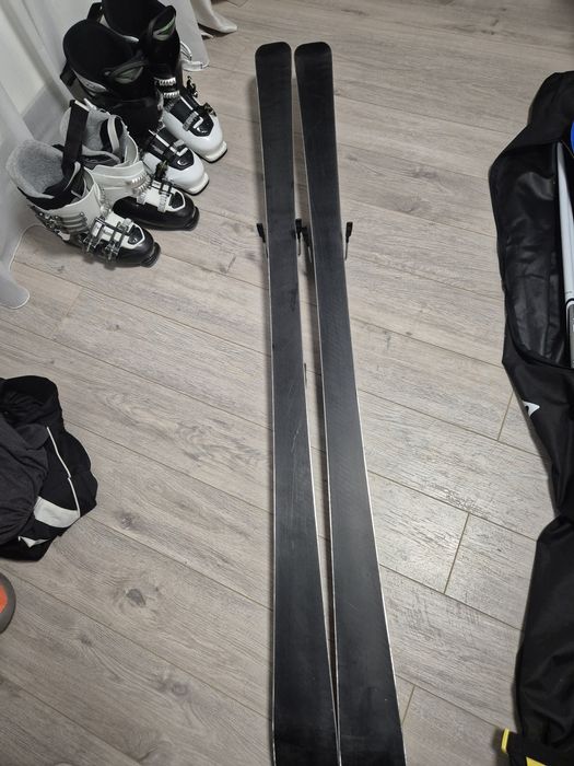 Echipament schi:casca,clapari,schiuri