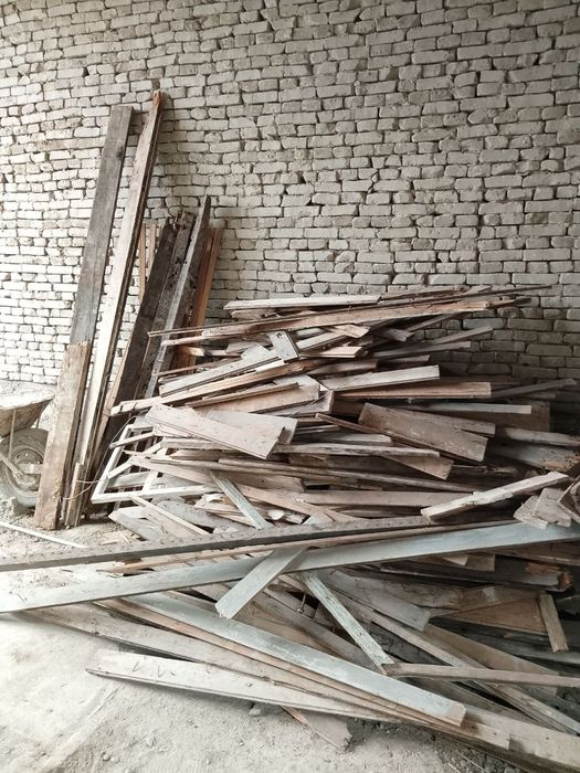 Ески бузилган уйдан чикан расиски тахтала