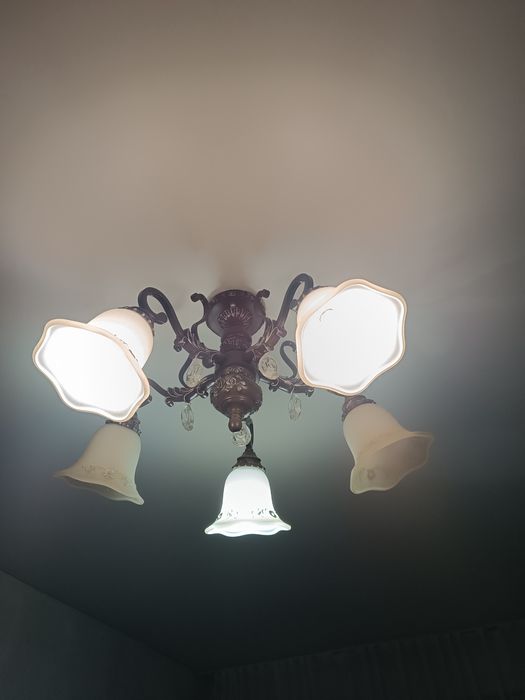 Продам люстру 15000