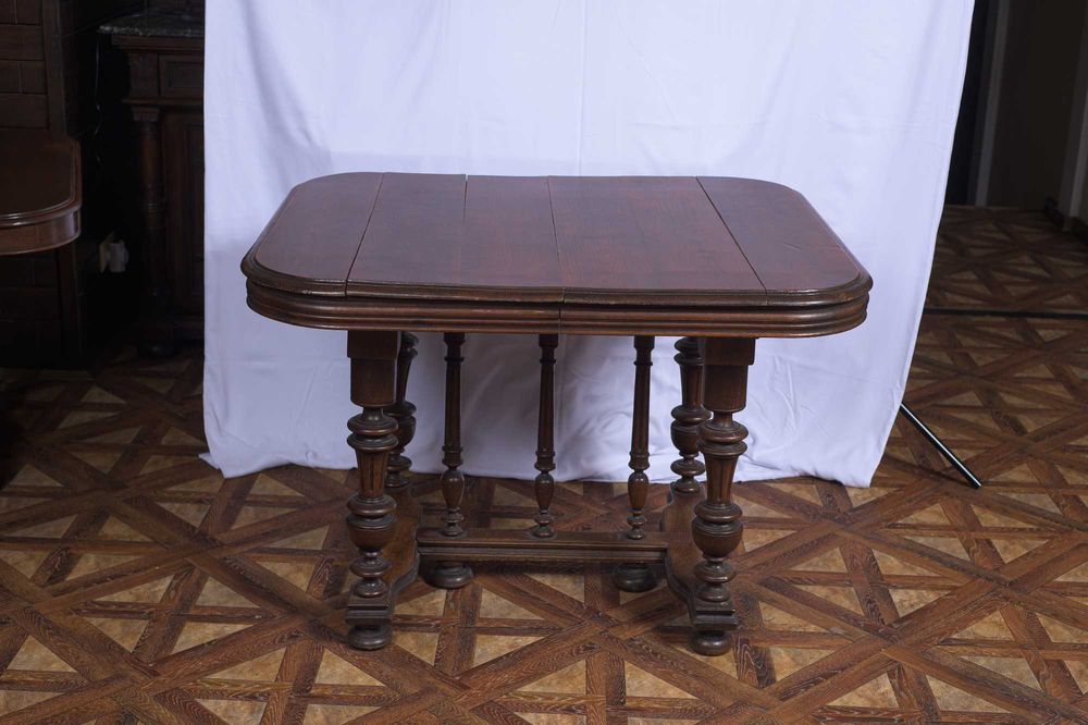 Masa din lemn masiv cu detalii sculptate