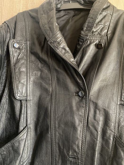 Jachete din piele culoare neagra si alta culoare maro