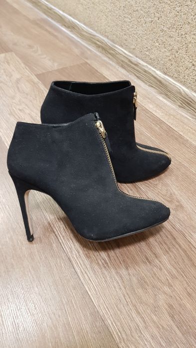 Замшевые ботильоны Zara