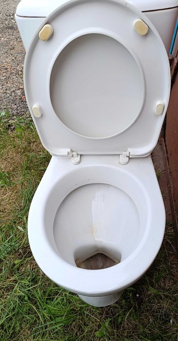 Продам  унитаз бывший в пользоваеиии