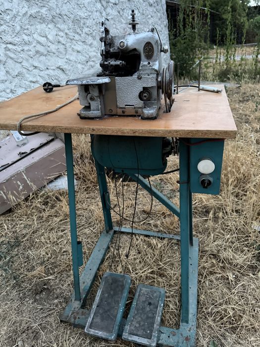 Mașină industrială de surfilat (Overlock/Triploc) IUSE Mureș cu masă și motor 220V