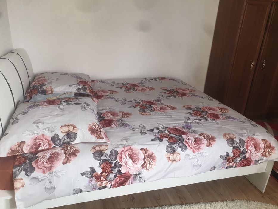 Închiriez apartament str Sondei