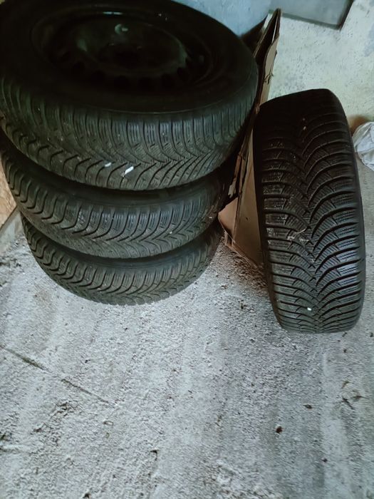 Vând.4roti.de.iarna.pe15.sau.400.lei.jantele.si.600.lei.cauciucurile.s