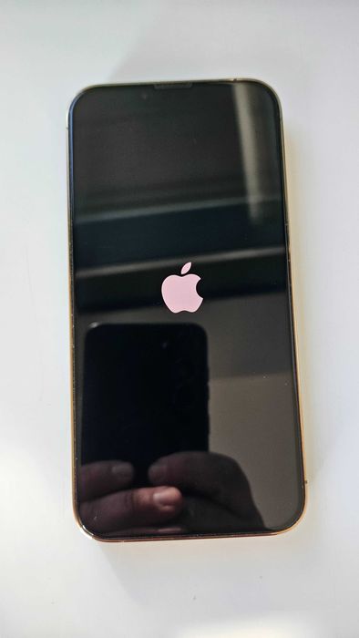 iPhone 13 Pro Gold 128GB – Impecabil (fără zgârieturi) + încărcător complet + 7 huse cadou