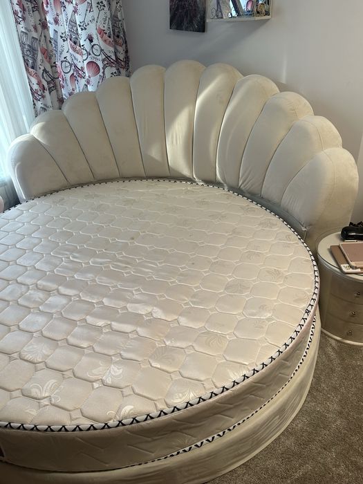 Кръгла спалня с матрак и нощно шкафче