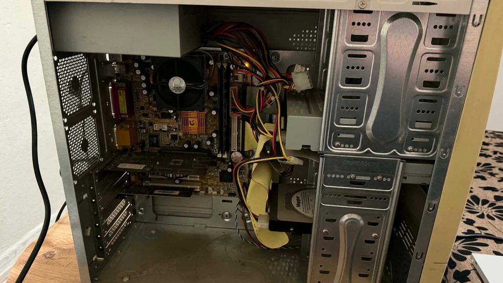 Ретро компютър със 17" Samsung монитор – Geforce 2 MX, Floppy, CD-ROM