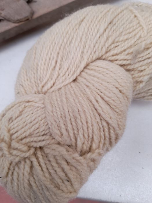 Vând lână toarsă un fir în scul