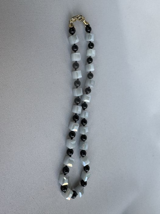 Colier lucrat manual din calcedonie, onix si argint