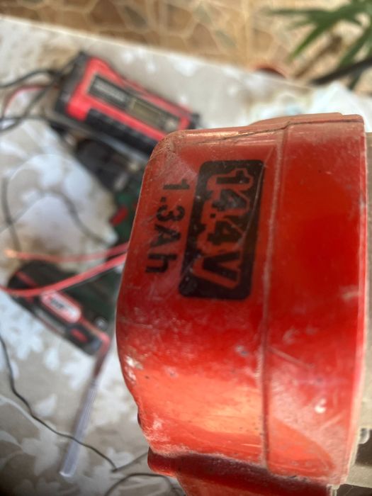 Baterii 18 v Bosh si Makita 14,4 v cu incarcator