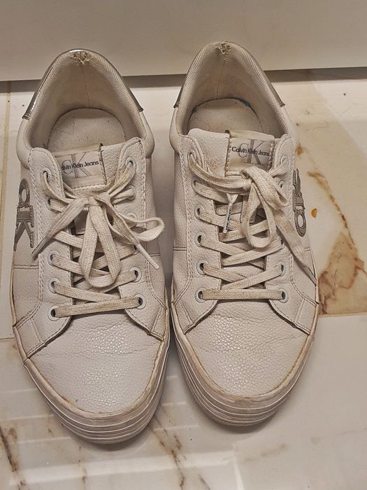 Бели спортни обувки