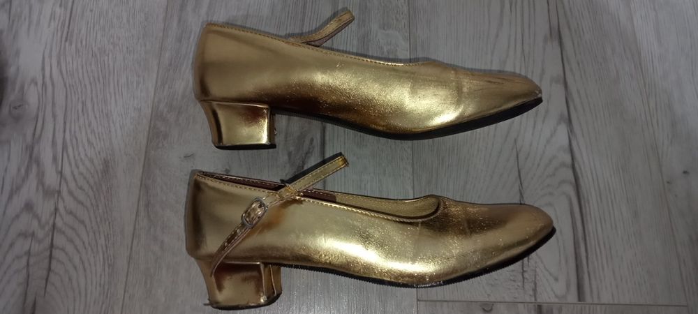 Продам золотистые туфли для танцев.