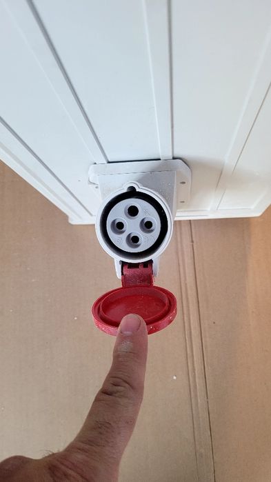 Продавам трифазно Ел. Табло и строителни калорифери