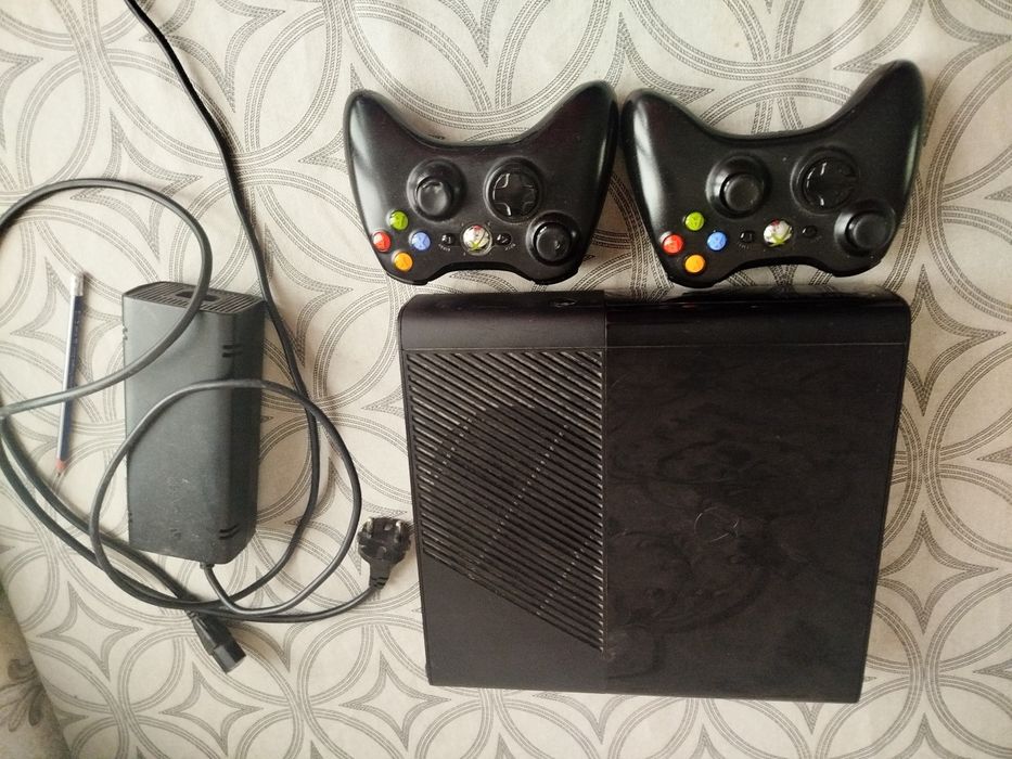 Xbox360E freeboot 55 игр 500gb 2 джойстика